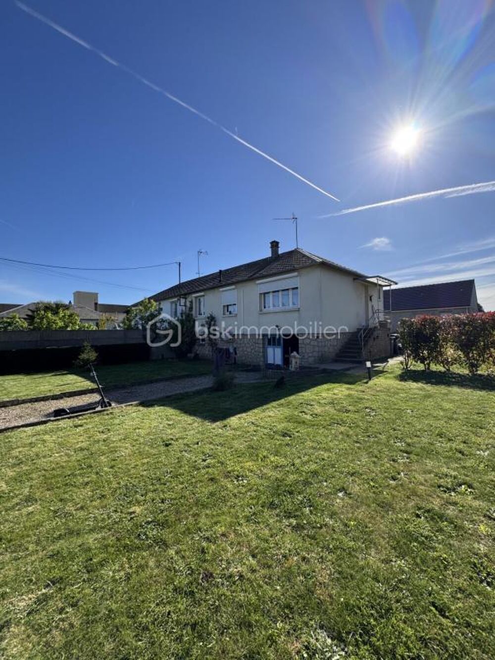 Maison de caractère à rénover  Séjour lumineux et jardin de 500 m²