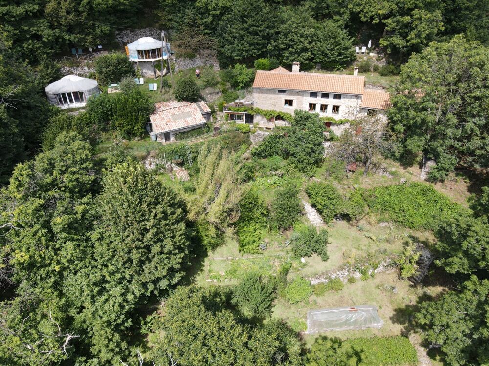 Belle maison Ardéchoise avec gîtes sur le terrain de 9950m²