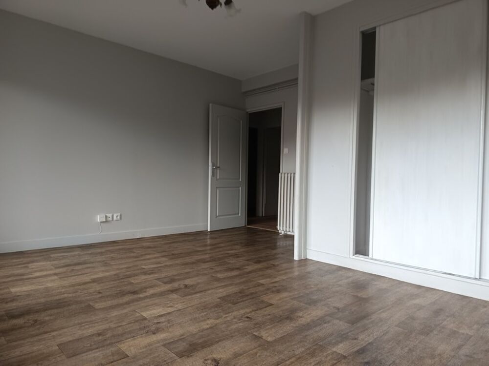 : Appartement T3 traversant (Est/Ouest) avec 2 balcons, parking et cellier  Coeur de ville