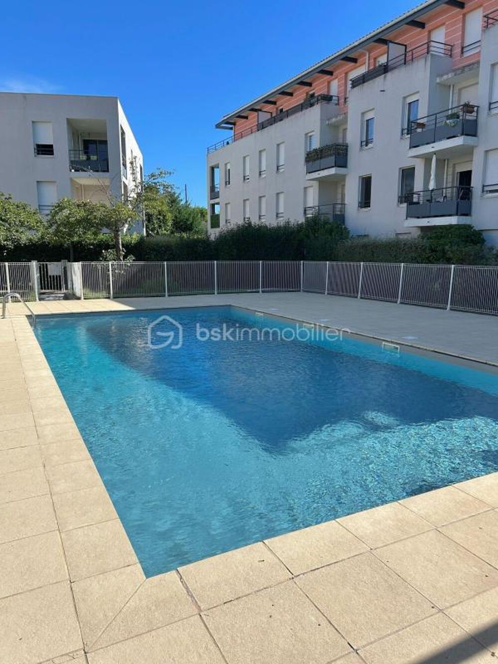 Appartement moderne avec parking et piscine