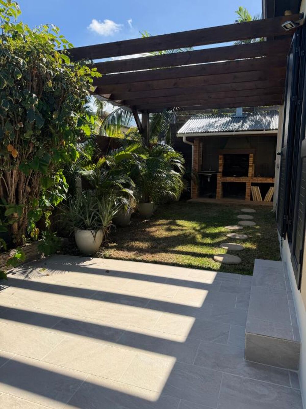 Belle villa de type F5 avec piscine dans lot. sécurisé