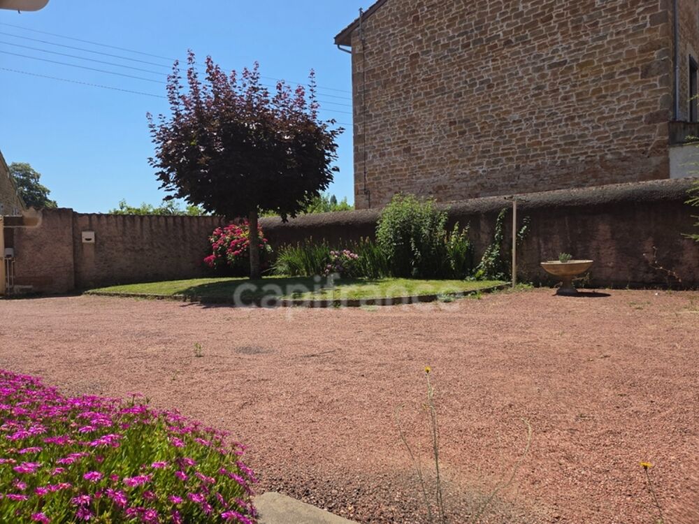 Charme de l'ancien : Maison familiale avec jardin, offrant 240m2 de surface totale au sol