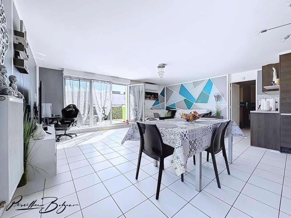 Vente Appartement Appartement à vendre 5 pièces SAINT FONS (69? SAINT-FONS – T5 DERNIER de 104 m² ÉTAGE AVEC TERRASSE 26 m² – RÉSIDENCE RÉCENTE Saint fons