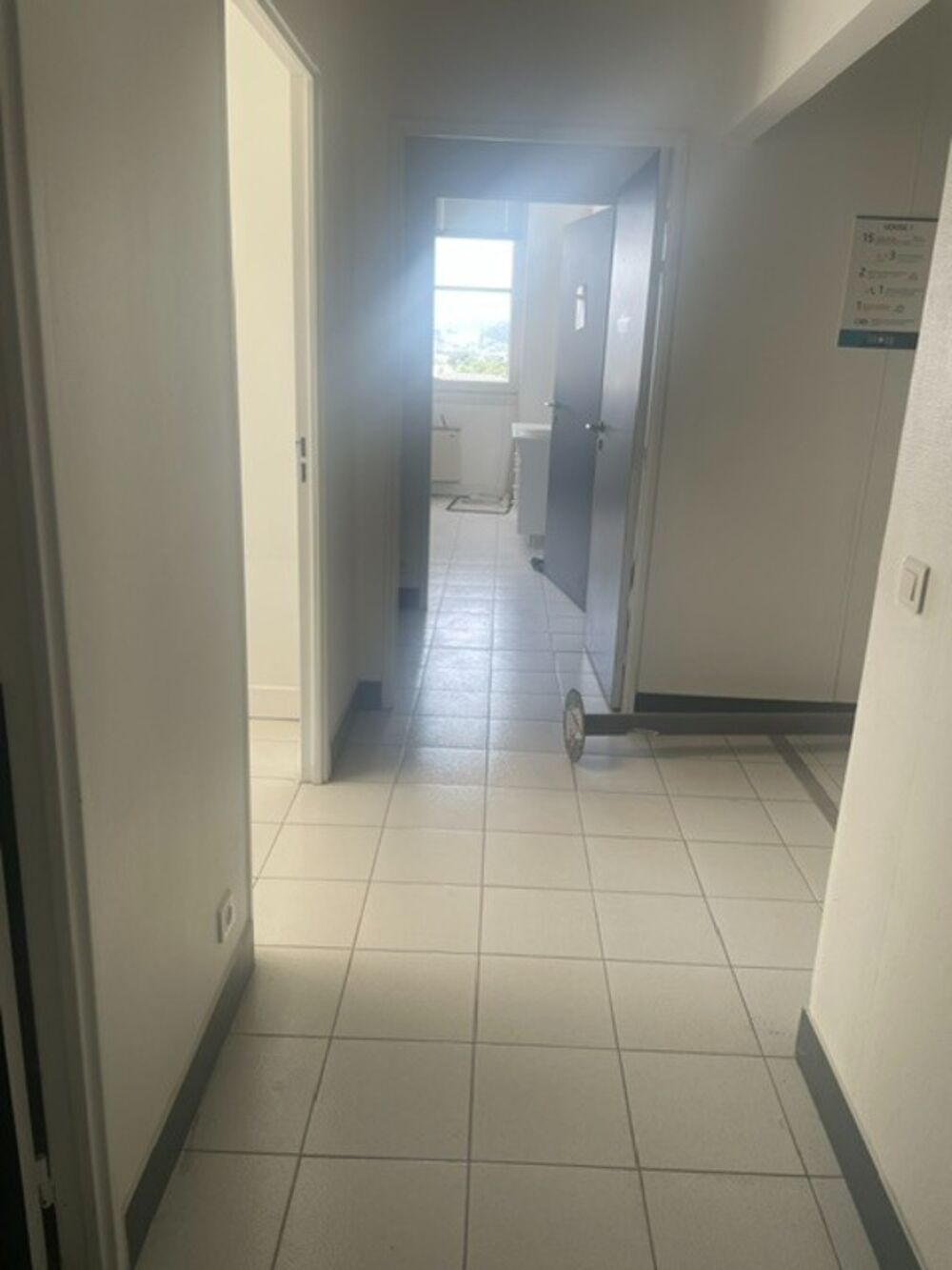   MARSEILLE 12E ARR à vendre Plateau local/bureaux PMR 207m2 + Terrasse SAINT BARNABE VILLAGE 840 000 EUROS Marseille 12