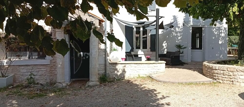 Vente Maison Coup de cœur assuré à Vouillé – Maison de charme d environ 150 m² avec grand terrain arboré Vouille
