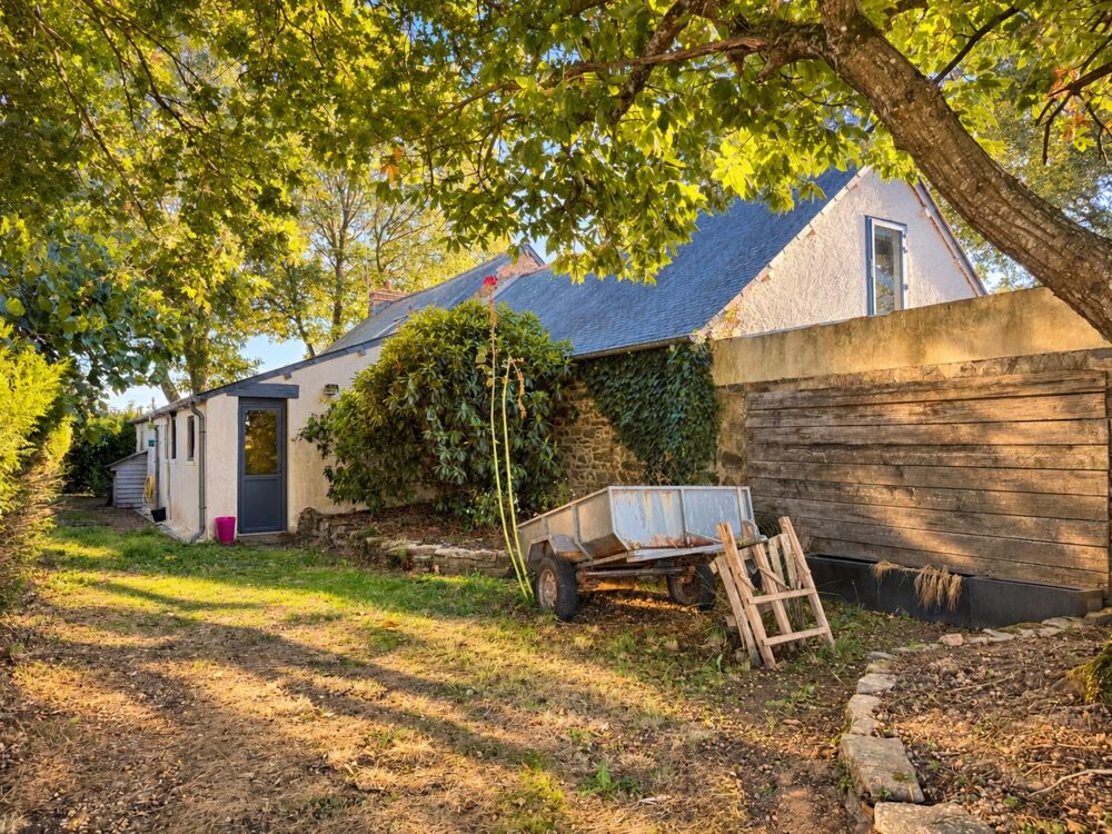 Maison familiale en pierres de caractère  205 m²  4 chambres  Jardin de 1 000 m²  Bréhan