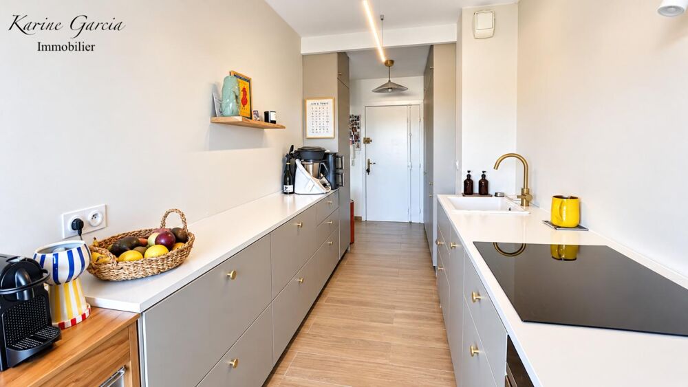 Vente Appartement A QUELQUES MINUTES A PIED DU PORT DU BRUSC - APPARTEMENT DE TYPE 2 - CAVE - PLACE DE PARKING PRIVATIVE Six fours les plages