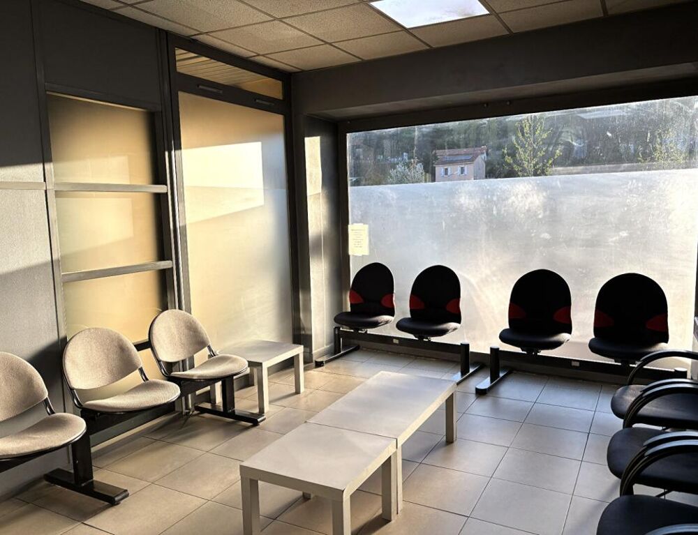 Vente Appartement ST ETIENNE Terrenoire. Local commercial ou professionnel au rez de chaussée d'un immeuble de 1984. 89m² Saint etienne