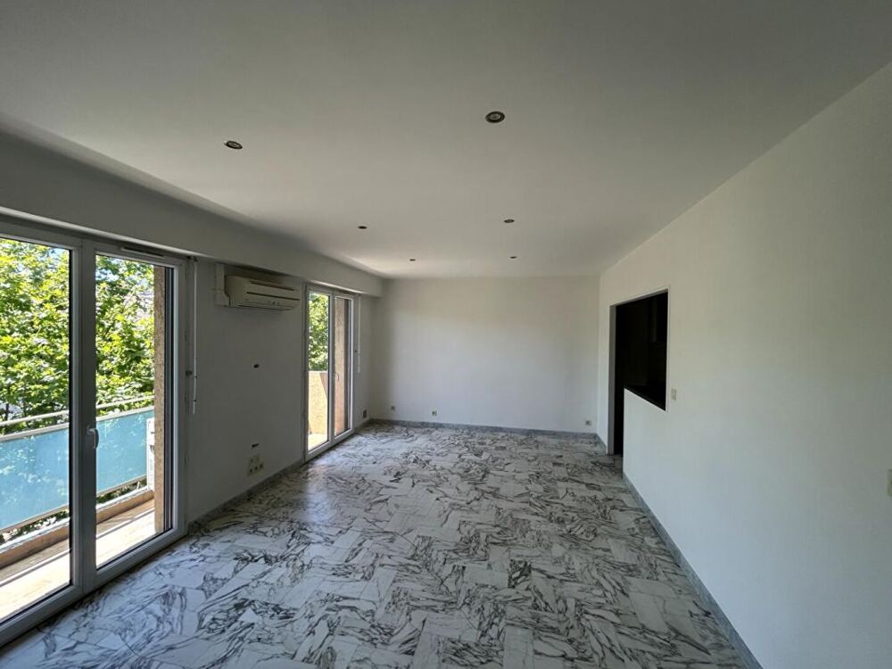 Appartement 2 pièces avec balcon, cave et stationnement dans la résidence, en plein centre-ville