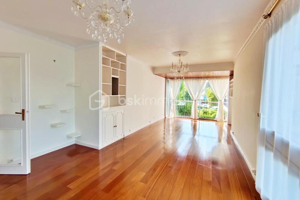 Appartement familial 6 pièces de 112 m²  Résidence de standing avec parc et piscine