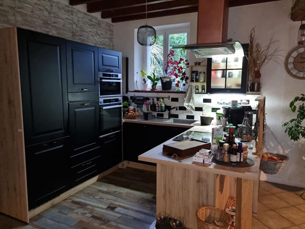 LONGERE avec cuisine équipée, 3 chambres