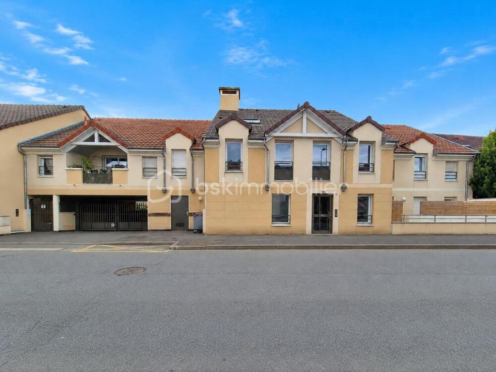 Appartement 2 pièces de 45 m2 avec grande terrasse en plein coeur du vieux Lisses !!