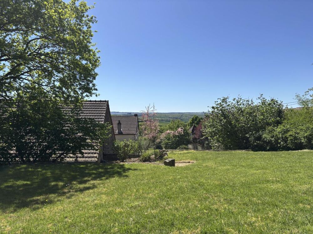 SEMUR EN AUXOIS 20min : maison de 144m², 5 chambres, grange, garage, cave, jardin. Prix 288 000€