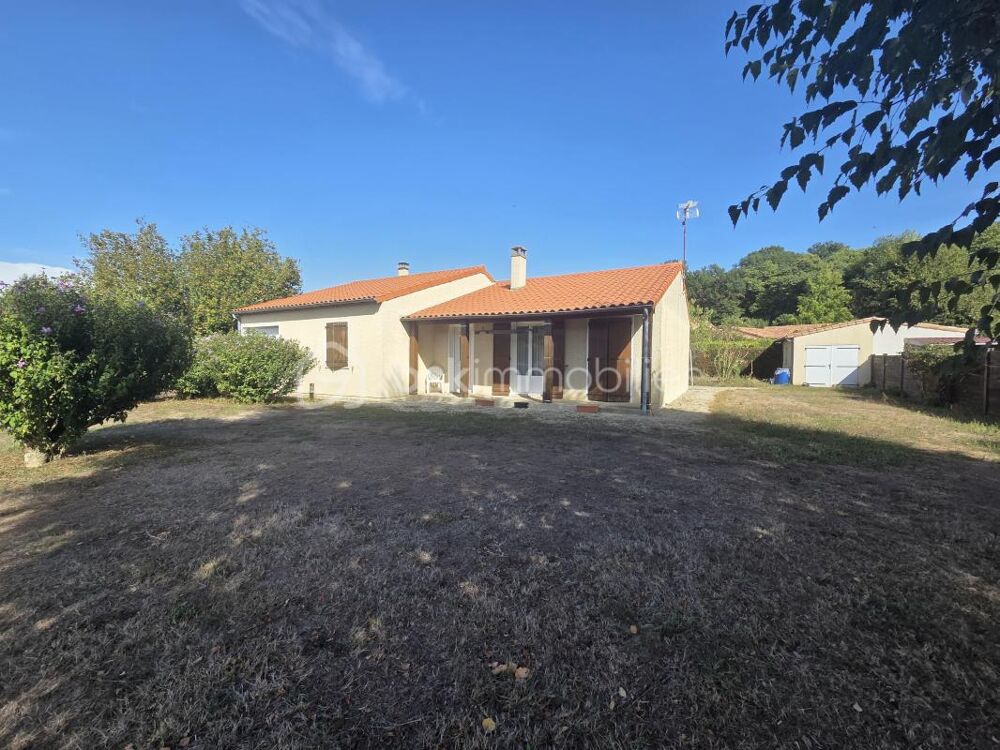 Vente Maison AU CALME, PAVILLON DE PLAIN-PIED AVEC 4 CHAMBRES ET DEUX GARAGES ! Civray