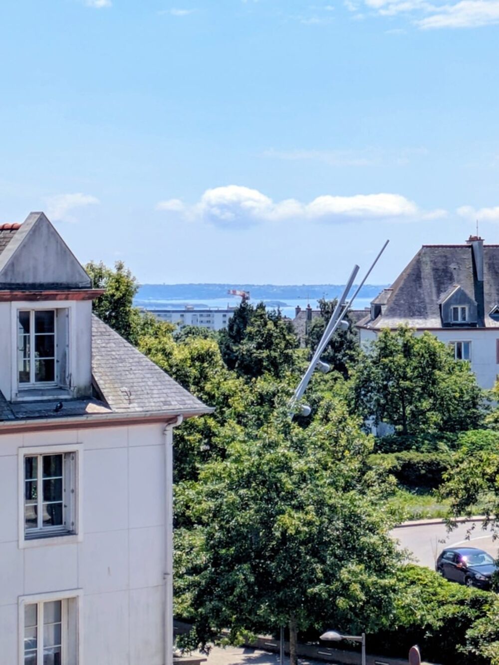BREST, PLACE DD STRASBOURG, RARE, APT T2, BAIGNOIRE, GARAGE, CAVE, FAIBLES CHARGES, DERNIER ETAGE