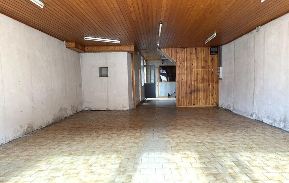 Saint Anthème 63660 immeuble sur trois niveaux plus combles 180 m²