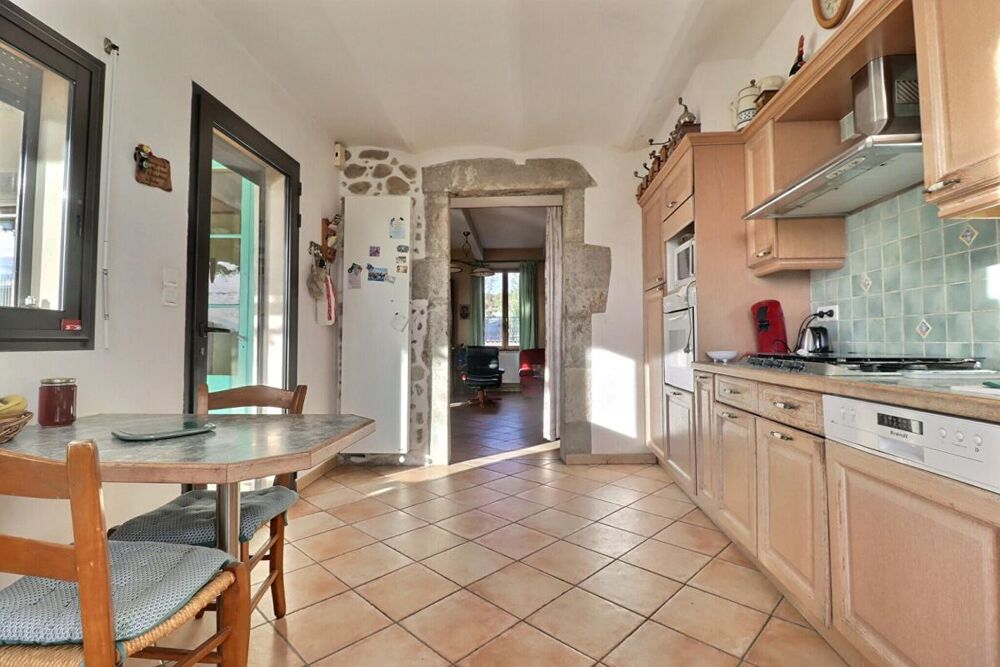 Maison avec studio + vastes dépendances ? Fort potentiel ? Lanas (07200)