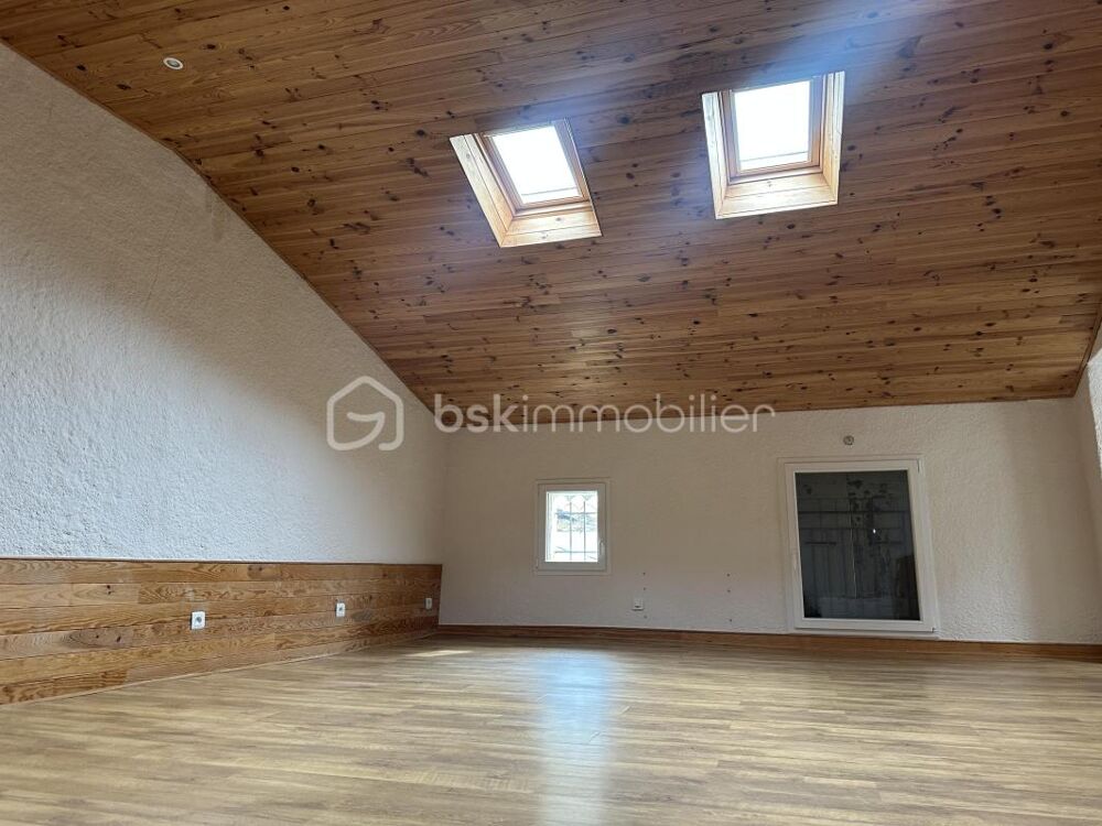 Bizanet centre  Maison de village lumineuse sur 3 niveaux avec beau potentiel
