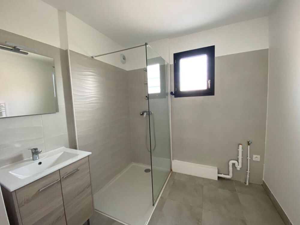 Location Appartement Appartement T3 avec terrasse et jardin Eyguieres