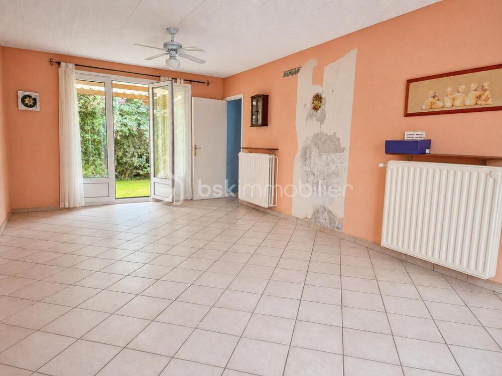 Maison semi-individuelle avec jardin arboré et garage, à rénover selon vos envies !