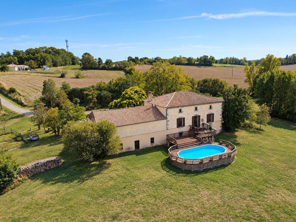 Grande ferme de caractère avec vaste grange et beaucoup d'intimité