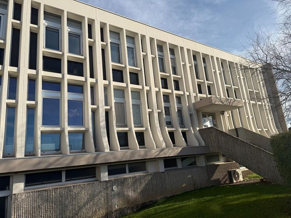   03400 YZEURE - BUREAUX  250 m² 