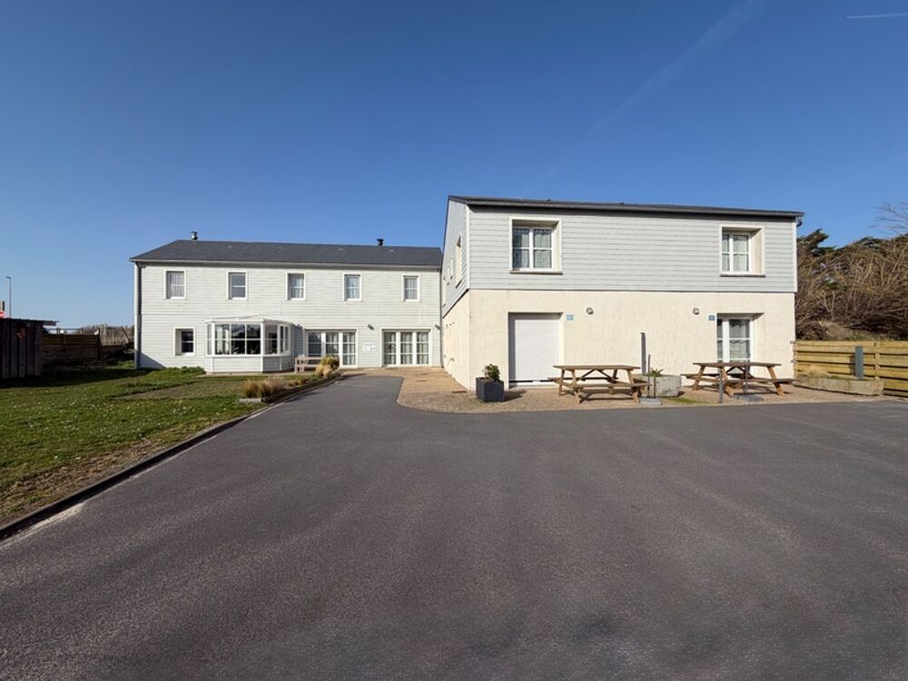 Ensemble immobilier de deux maisons avec activité de chambres dhôtes  À 150 m de la mer à CREANCES (50)