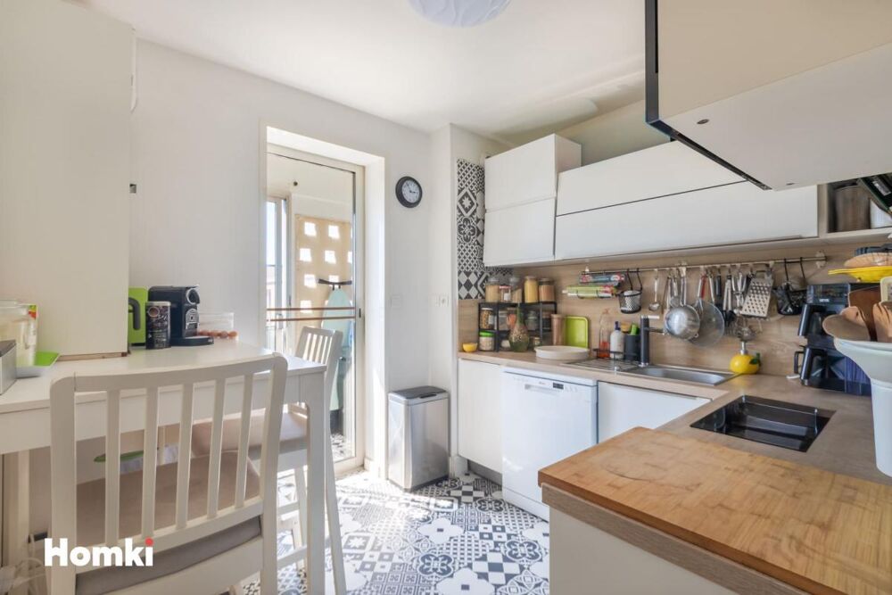 Vente Appartement Fréjus – T3 en dernier étage avec balcon plein sud, parking, proche commerces et plage Frejus