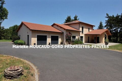   Craponne-sur-Arzon (43500) Très belle maison de 195 m² 5 chambres 3 garages sur 9700m² terrain Maison - 8 pièce(s) - 195 m²