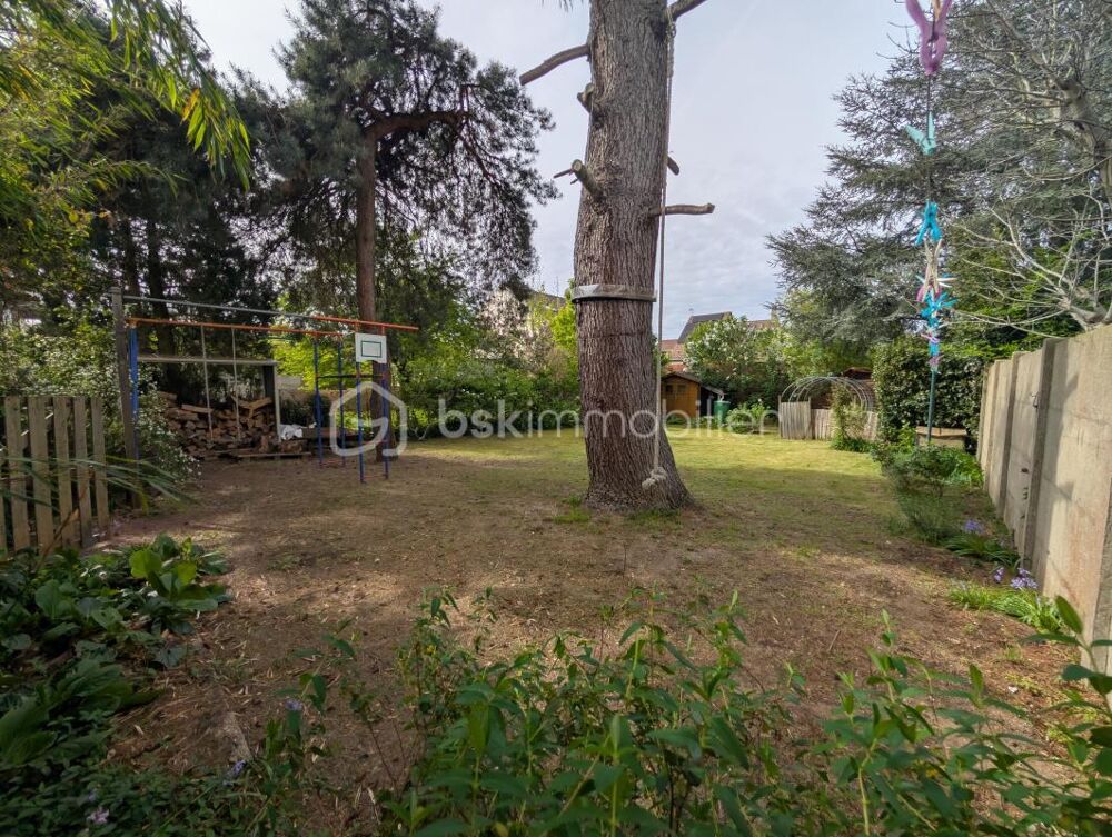 Maison familiale 5 chambres avec sous-sol total et terrain arboré sans vis-à-vis