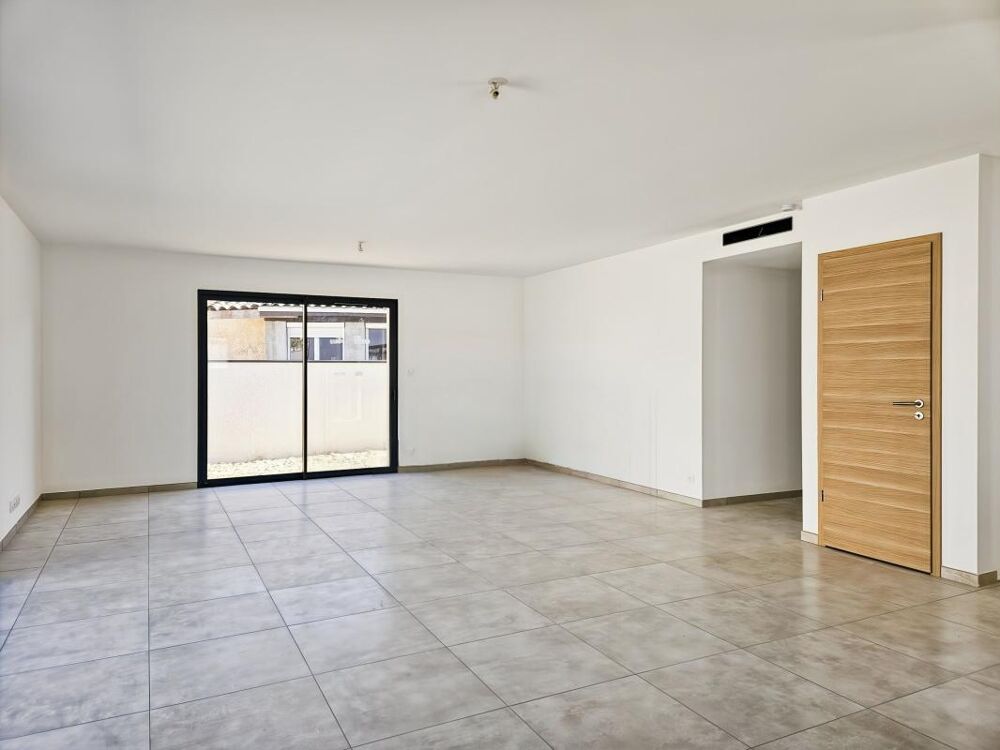 Maison neuve avec garage et jardin