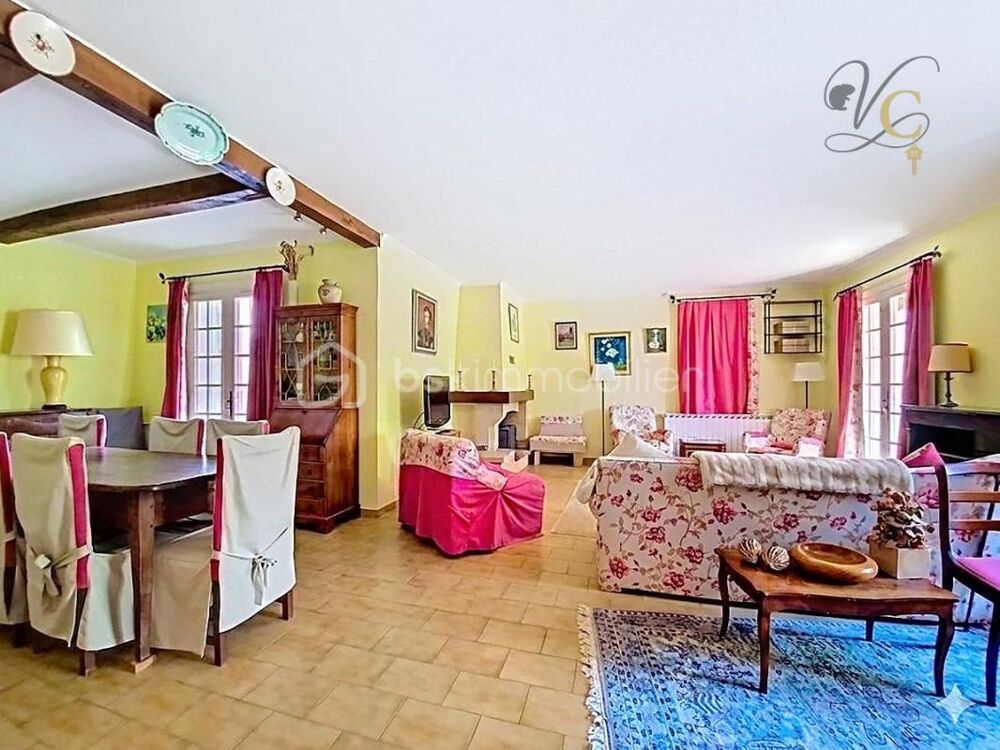 ? Mérindol  Entre nature et douceur de vivre, découvrez cette maison familiale avec piscine sur 2 200 m² de terrain arboré
