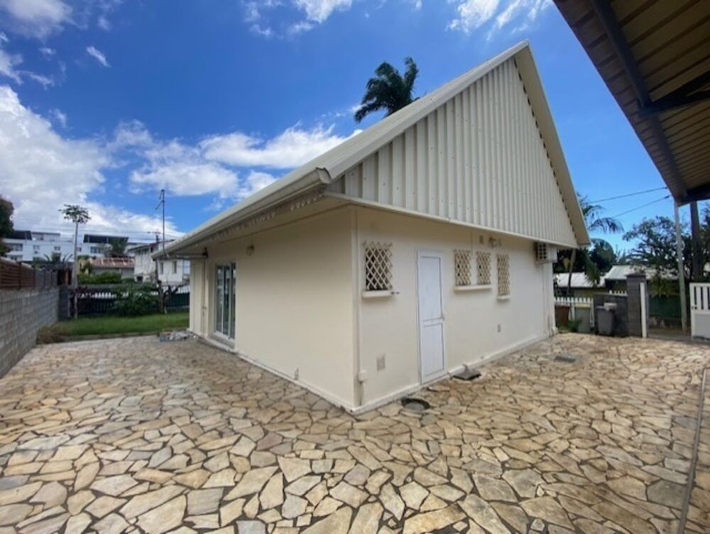 Vente Maison SAINTE CLOTILDE (974) A vendre Maison 4 pièces de 92 m² rénovée entièrement + dépendance T2 sur parcelle de 411 m² Sainte clotilde