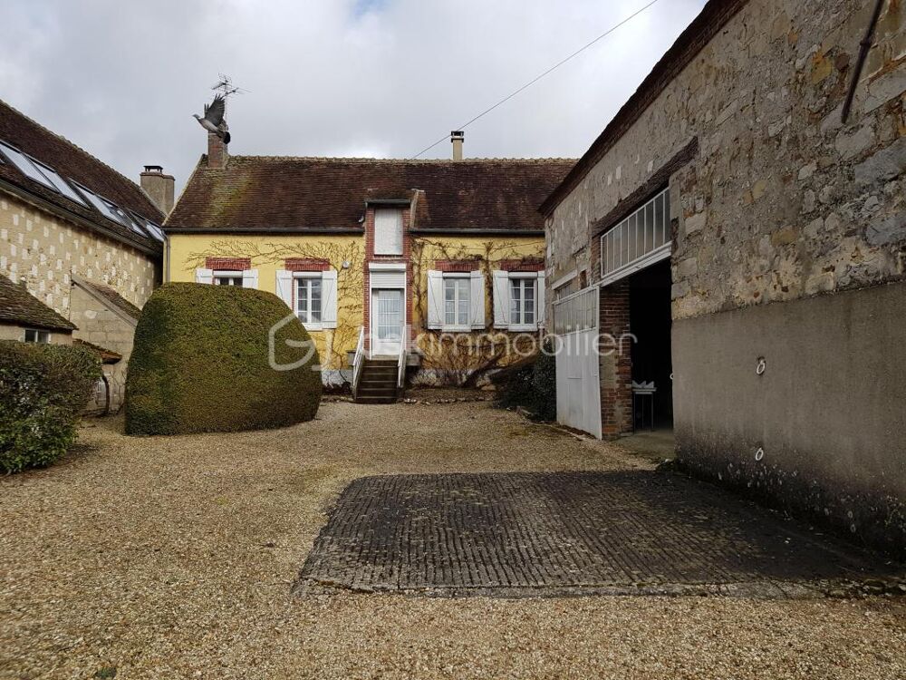 Charmante maison de caractère avec dépendances, cave, cour et jardin  fort potentiel !