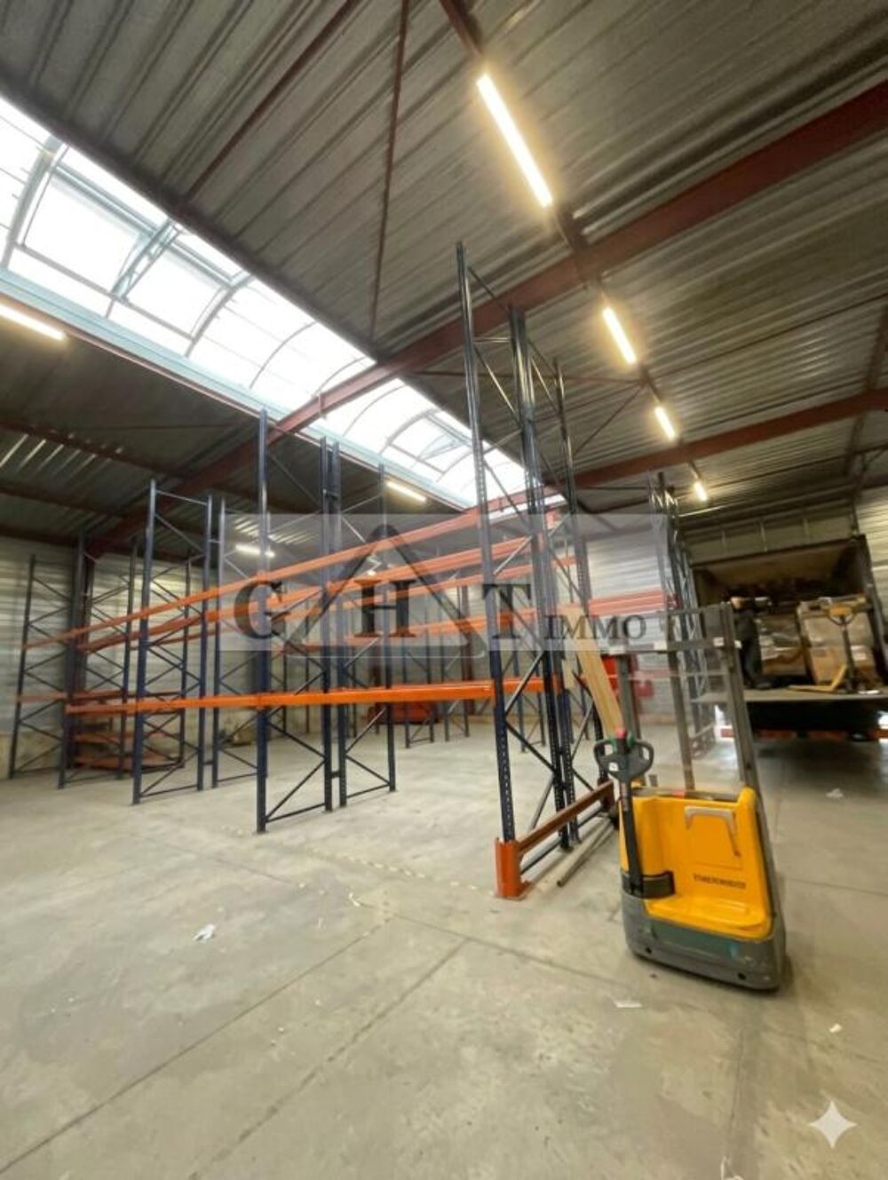   ENTREPOT 892M2 A LOUER SAINT SOUPPLETS 