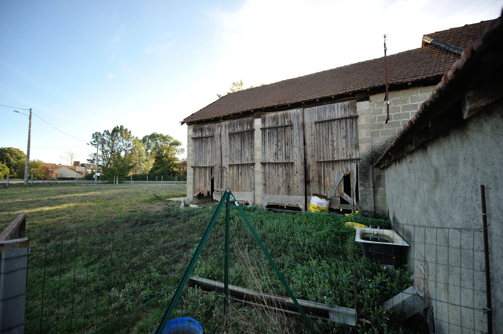 Vente Maison Corps de ferme de 1904 – Maison 112 m² partiellement rénovée + granges 200 m² sur 3 100 m² Auriac