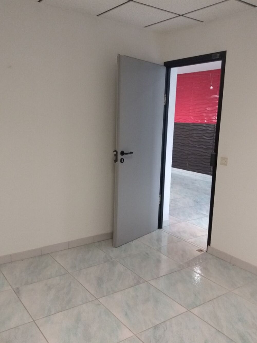   Dpt Savoie (73), à louer CHALLES LES EAUX bureau 12 m² Challes les eaux