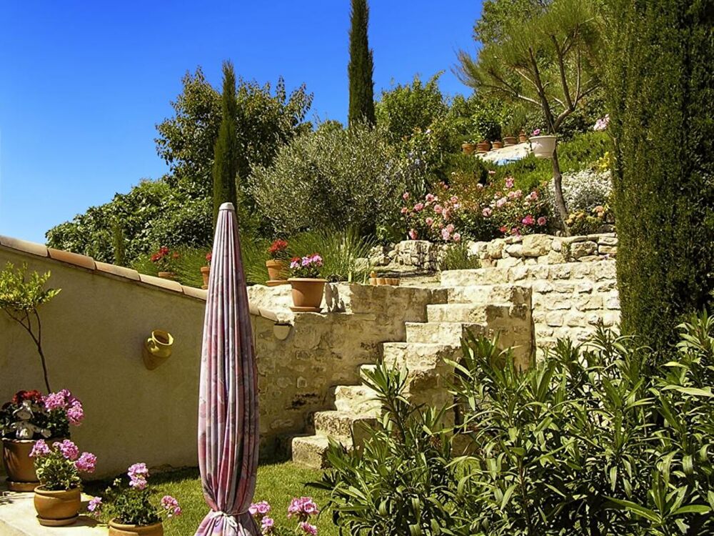 EXCLU, proche FORCALQUIER, Belle MAISON DE VILLAGE de 126 m² avec terrasses, jardin et cour