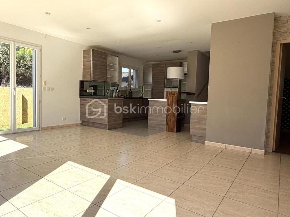 Vente Villa A deux pas du centre et au calme villa familiale T4 3 chb en très bon état avec piscine chauffée Frontignan
