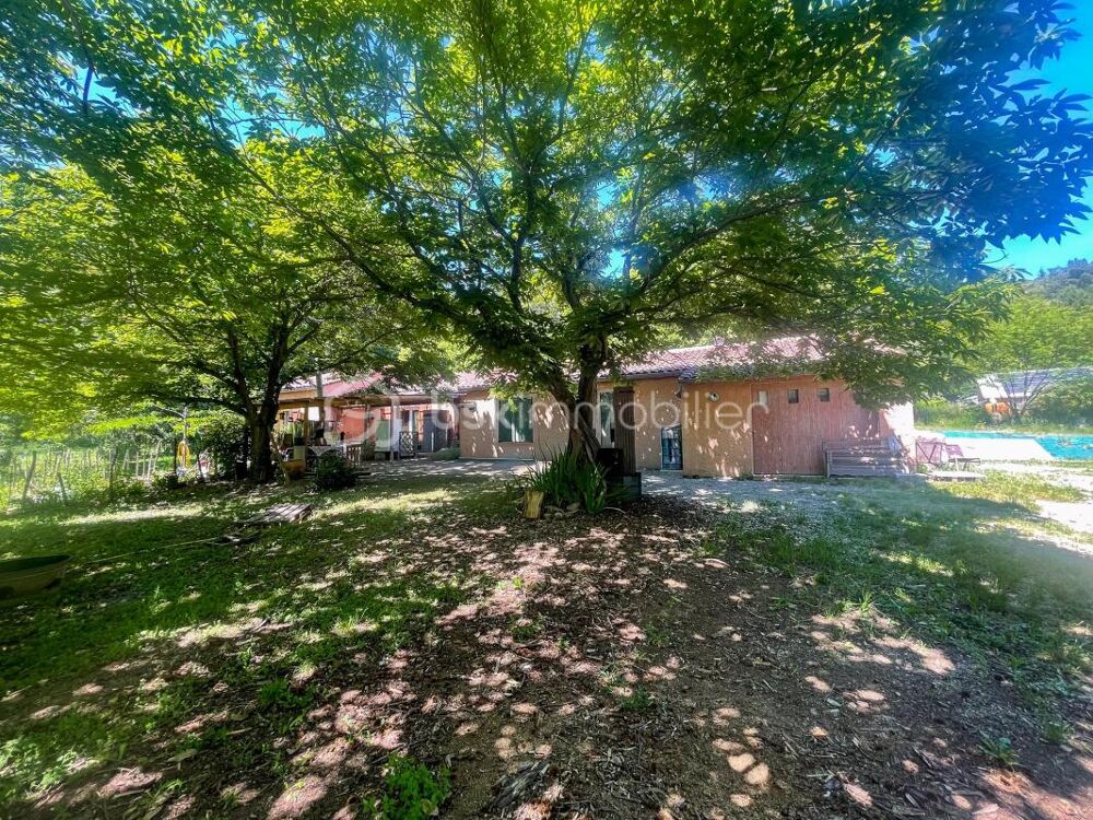 Maison de plain-pied avec terrain plat et arboré de 5 587 m²