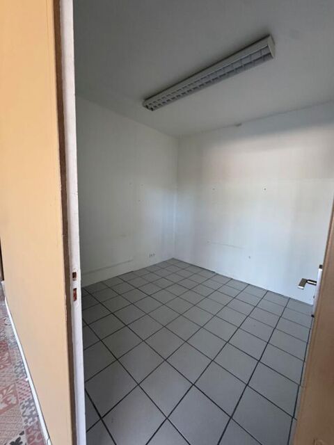   CHANCELADE (24650) - Location d'un local commercial  414m²  avec show-room sur une zone commerciale et d'activité proche de  CHA 