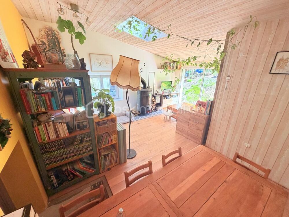 À vendre  Maison de plain-pied avec grand terrain dans un environnement très calme sans aucuns vis-à-vis