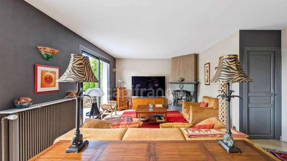 Vente Maison Maison à vendre 6 pièces LA CHARMEE (71) 4 chambres - terrain de 2747 m² abri voitures grande piscine ! La charmee