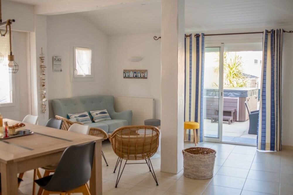 Maison à vendre 8 pièces SAINT GILLES CROIX DE VIE (85)- ensemble immobilier de 2 maisons de type 4 avec piscine jardinet statio