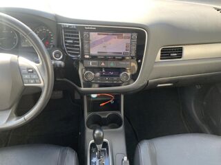 Outlander 2.2 DI-D 4WD 150 CH 7 places INSTYLE 1&egrave;re Main 2015 occasion 14650 Carpiquet