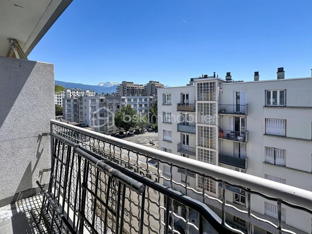 T3 TRAVERSANT  Dernier étage  Balcon  Cave  Quartier des Eaux-Claires
