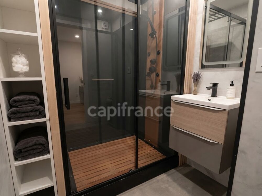 ? **Le Cap dAgde comme on laime !** ? Un appartement entièrement rénové, climatisé, avec piscine et parking, à proximité de la