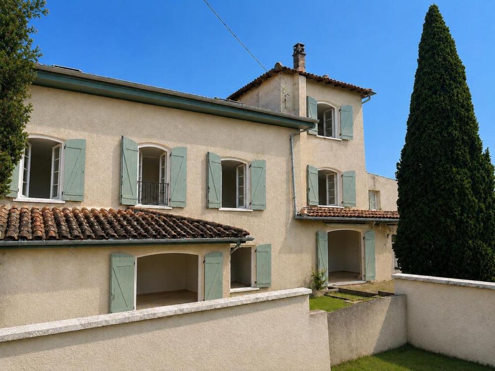 Maison de caractère avec piscine et annexe, au calme