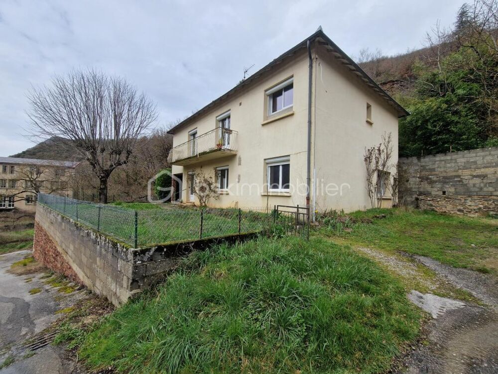 Superbe maison de 167m² sur 2 niveaux à finir de rénover!! Un terrain de 2825m² et une source.. Une grange attenante