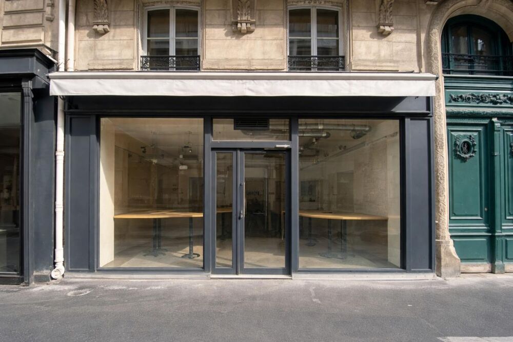   A louer rue du faubourg Saint Honoré, boutique avec beau linéaire 